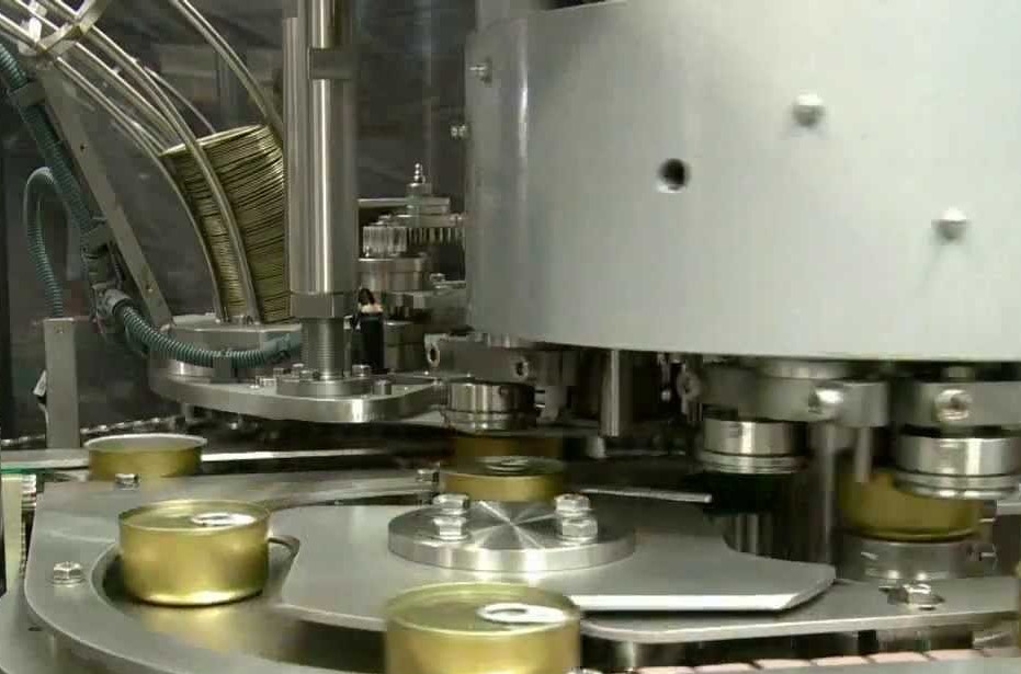 Processus de fabrication d’une feuille d’aluminium de moins de 0,2 mm d’épaisseur.  Ligne de production automatique de boîtes métalliques